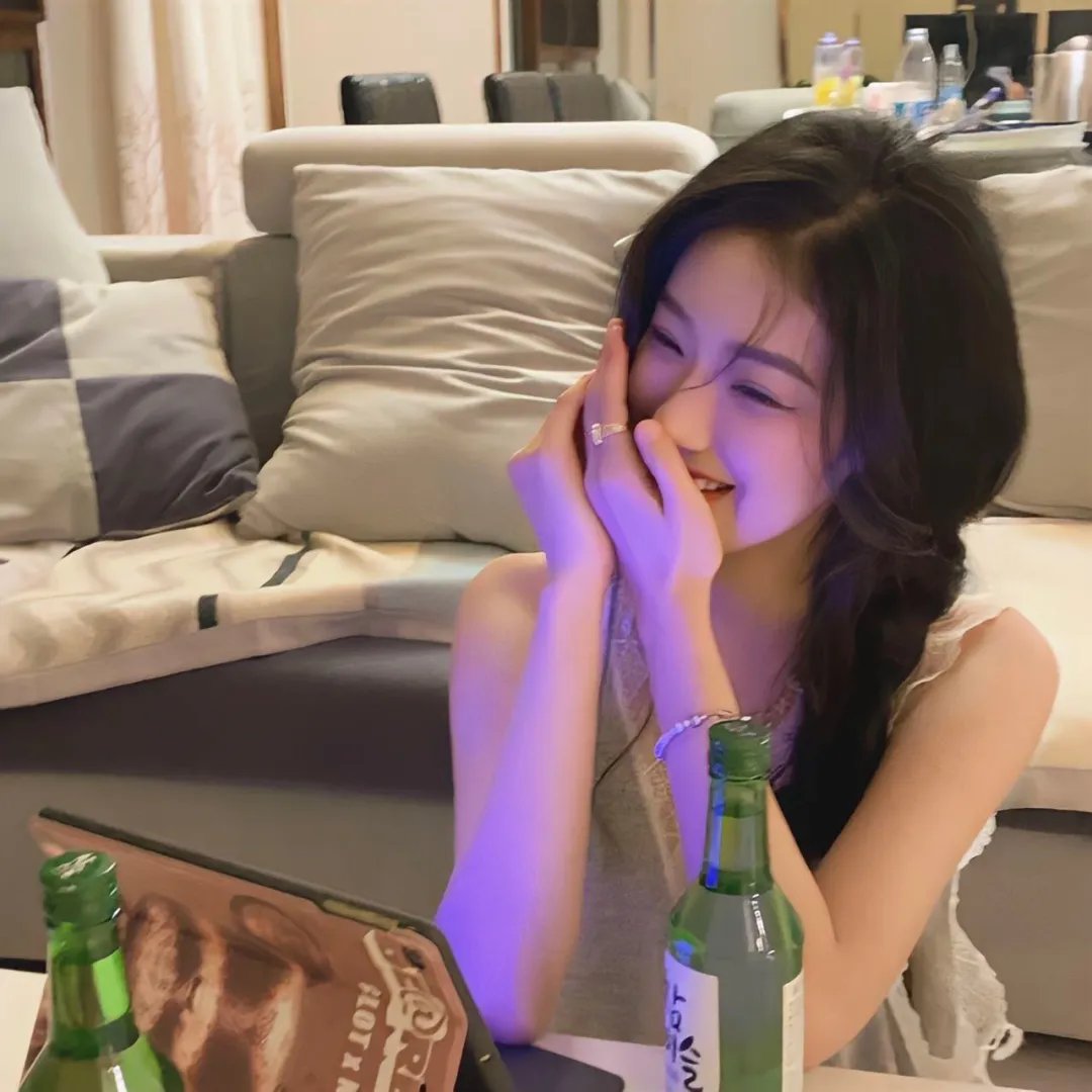 濠河边上的女人